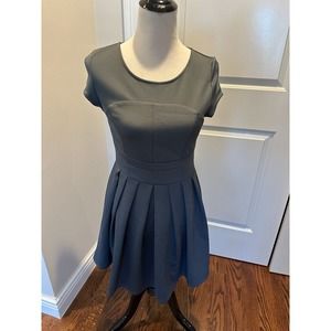 ROMEO &JULIET COUTURE GREY BOX PLEATED DRESS SZ M